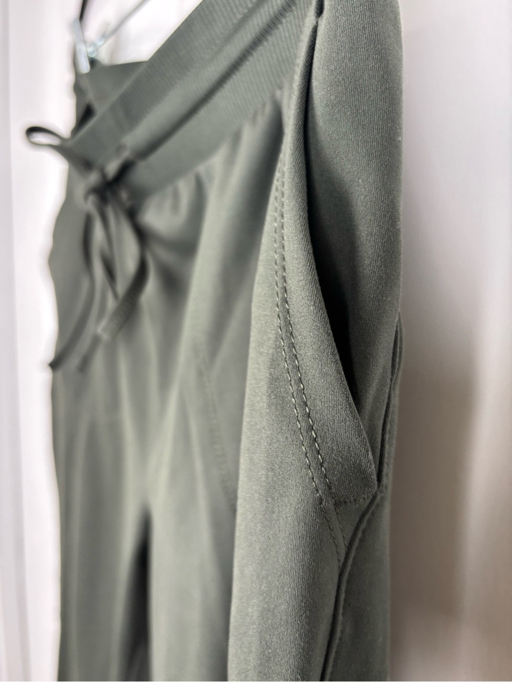 Rachel Zoe Olive Green Drawstring Jogger Pants Med Zip Pocket Stretch Athleisure - Picture 6 of 10